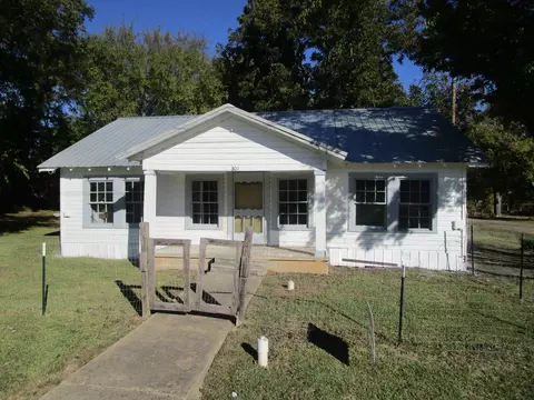 801 W Pierce St, Clarksville, TX 75426
