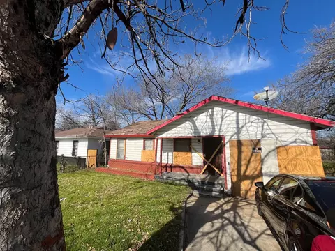 3919 E Berry St, Fort Worth, TX 76105