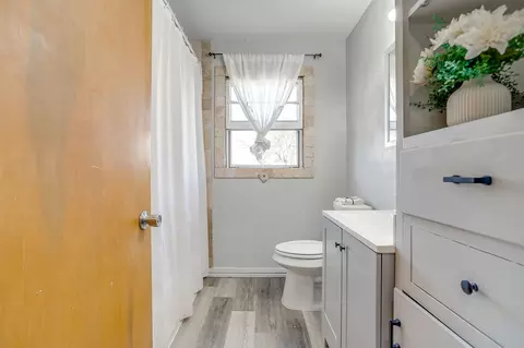 Bath - 809 Euclid St, Cleburne, TX 76033 photo 1 of 1