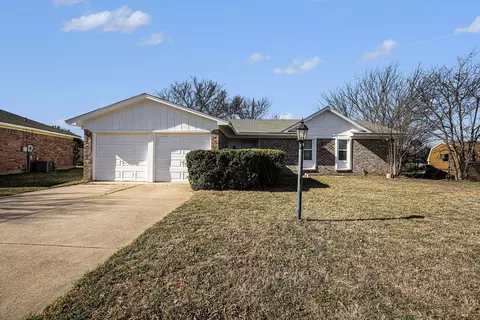 125 Roundtree Dr, Crowley, TX 76036