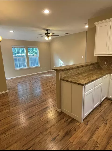 719 Harness Trl, Granbury, TX 76049