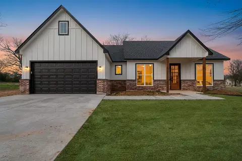 535 E Fairview St, Blossom, TX 75416