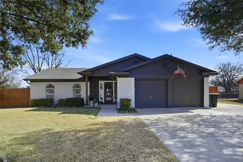 908 Darnell Ave, Benbrook, TX 76126