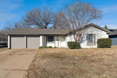 852 W Redbud Dr, Hurst, TX 76053