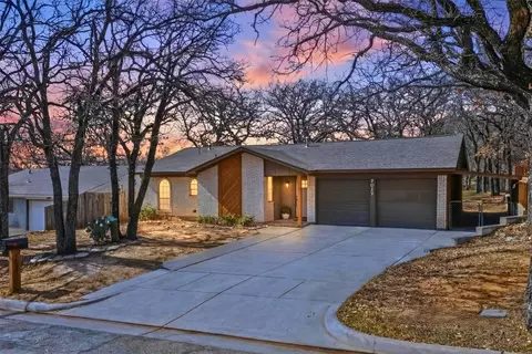 7017 Crabtree Ln, North Richland Hills, TX 76182
