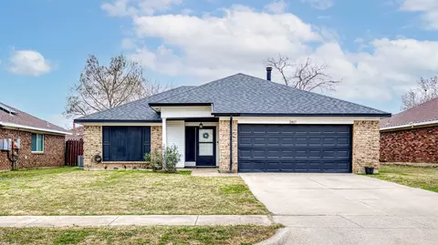 2817 Country Creek Ln, Fort Worth, TX 76123