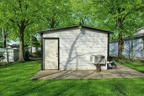 625 E Acheson St, Denison, TX 75021 photo 2