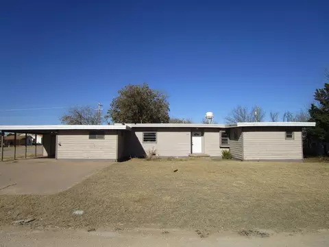 602 E Texas St, Crowell, TX 79227