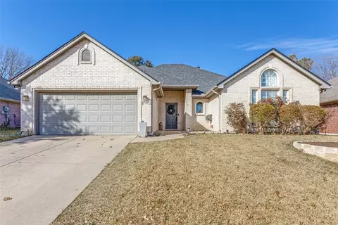 1048 Roundrock Dr, Saginaw, TX 76179