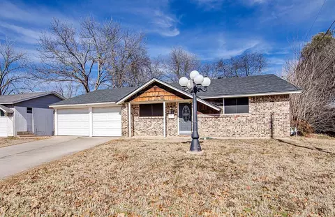 304 Sundown Ct, Burleson, TX 76028