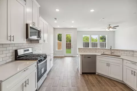 552 Hutchinson Ln, Lewisville, TX 75077