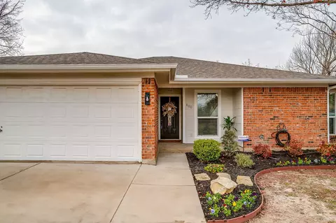 800 Crestview Dr, Burleson, TX 76028