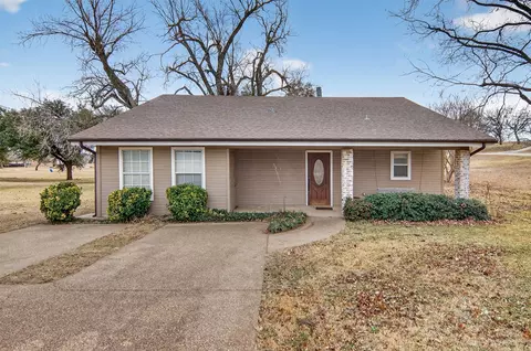 135 Lakeview Dr, Runaway Bay, TX 76426