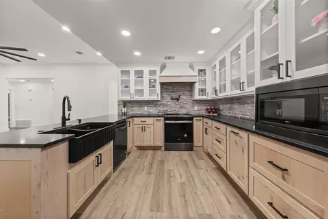 Kitchen - 417 E Spring Valley Rd, Hewitt, TX 76643 photo 2 of 3