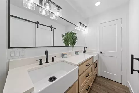 Bath - 417 E Spring Valley Rd, Hewitt, TX 76643 photo 3 of 4