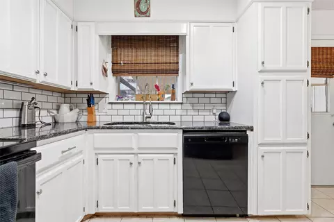 Kitchen - 109 E Moonlight Dr, Robinson, TX 76706 photo 2 of 3