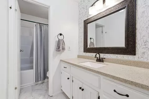 Bath - 109 E Moonlight Dr, Robinson, TX 76706 photo 1 of 4