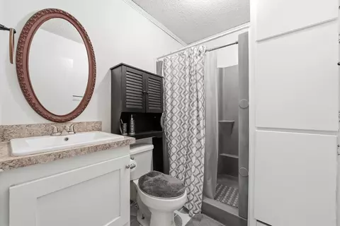 Bath - 109 E Moonlight Dr, Robinson, TX 76706 photo 2 of 4