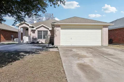 1004 Caliente Dr, Grand Prairie, TX 75051