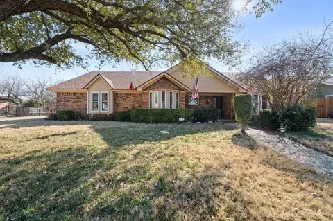 704 Morning Glory Ln, Bedford, TX 76021