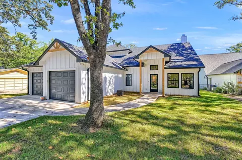 827 Kiowa Dr W, Lake Kiowa, TX 76240