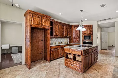 6707 Canyon Crest Dr, Fort Worth, TX 76132