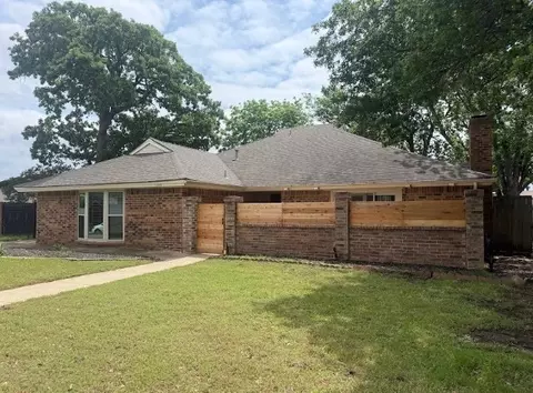 2109 Oakmeadow St, Bedford, TX 76021