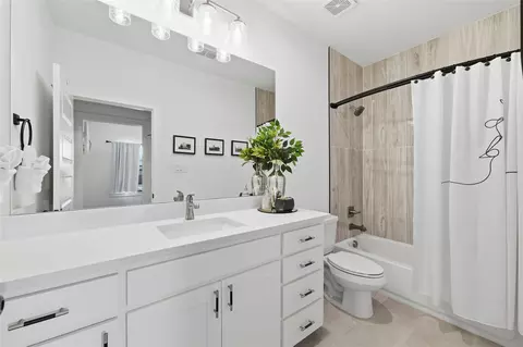 Bath - 941 Meadow Bend Loop S, Grapevine, TX 76051 photo 3 of 5