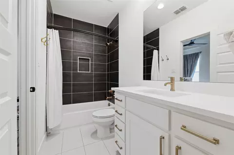 Bath - 941 Meadow Bend Loop S, Grapevine, TX 76051 photo 4 of 5