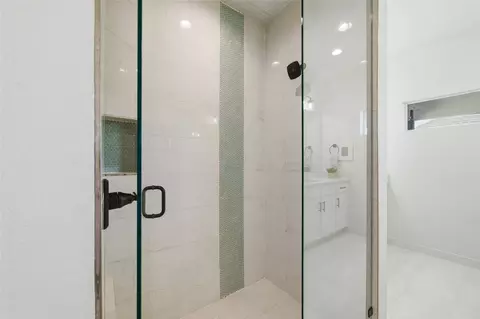 Bath - 941 Meadow Bend Loop S, Grapevine, TX 76051 photo 2 of 5