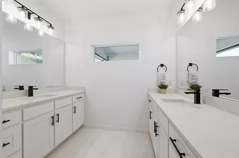 Bath - 941 Meadow Bend Loop S, Grapevine, TX 76051 photo 1 of 5