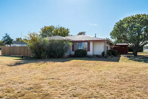 400 S Bailey St, Electra, TX 76360