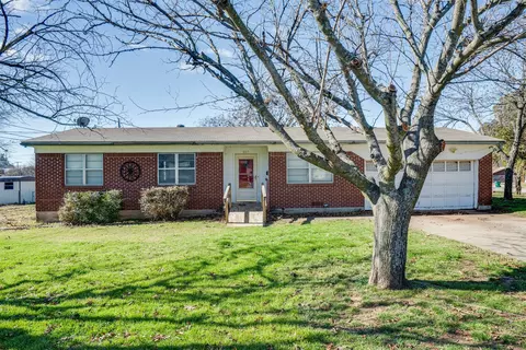 207 N King St, Henrietta, TX 76365