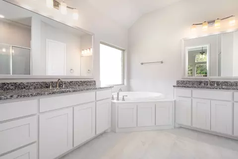 Bath - 1512 Lynx Loop, Forney, TX 75126 photo 2 of 4