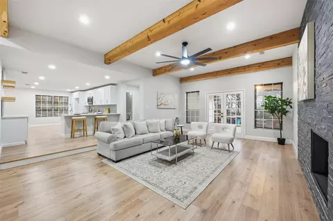 1806 Burr Oak St, Arlington, TX 76012