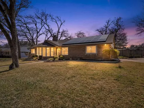 203 Oak Forest Trl, Euless, TX 76039