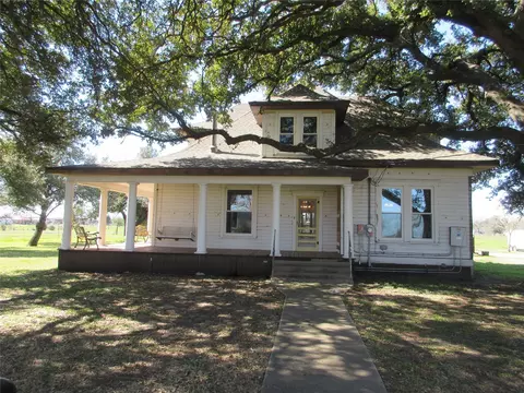 607 S First St S, Rosebud, TX 76570