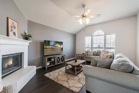 1117 Darren Dr, Burleson, TX 76028