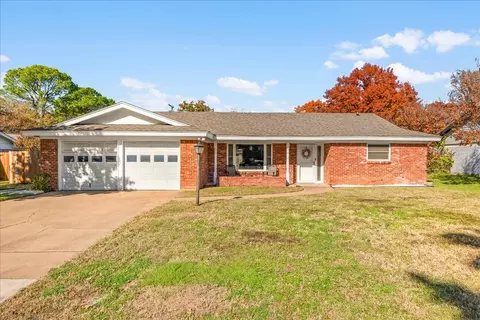 1913 Yucca Trl, Hurst, TX 76054