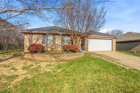 8304 Cloverglen Ln, Fort Worth, TX 76123