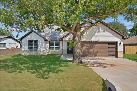 206 Lakeview Dr, Runaway Bay, TX 76426