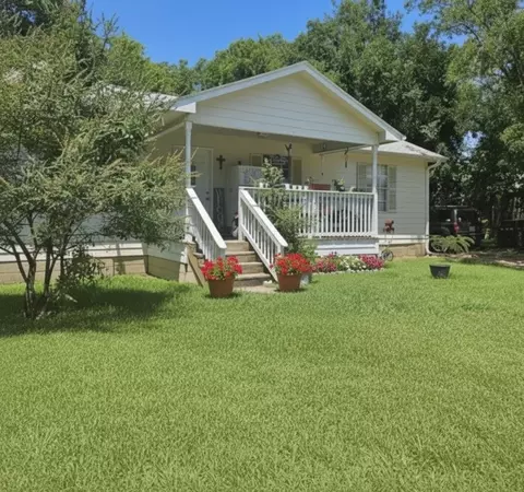 410 W 11th St, Bonham, TX 75418