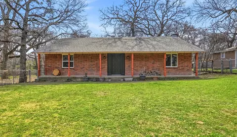 208 Shoreline Dr, Azle, TX 76020