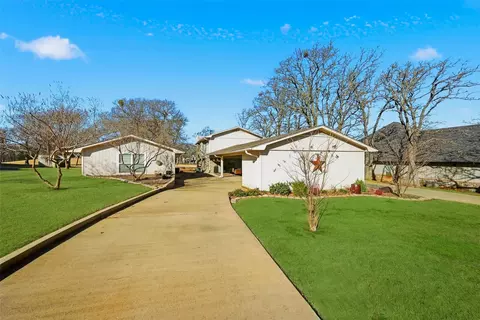 225 Cayuga Trl, Gainesville, TX 76240