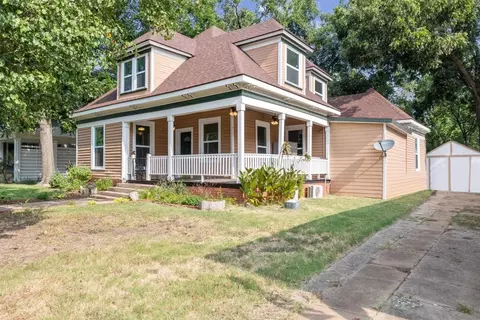 1123 W Gandy St, Denison, TX 75020