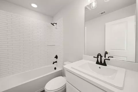 Bath - 1721 Nesting Robin Ln, Krum, TX 76249 photo 4 of 4