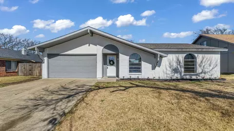 211 Pebblebrook St, Arlington, TX 76014