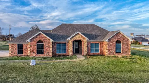 100 Falcons Eye Ct, Weatherford, TX 76087