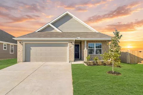 1104 Runway Rd, Fort Worth, TX 76131
