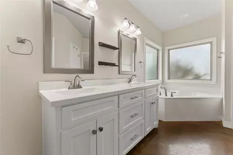 Bath - 10514 Mesa Dr, Waco, TX 76708 photo 4 of 4